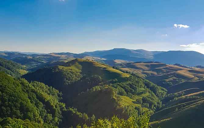 Romania.org / hiking the the Carpathinan Mountains